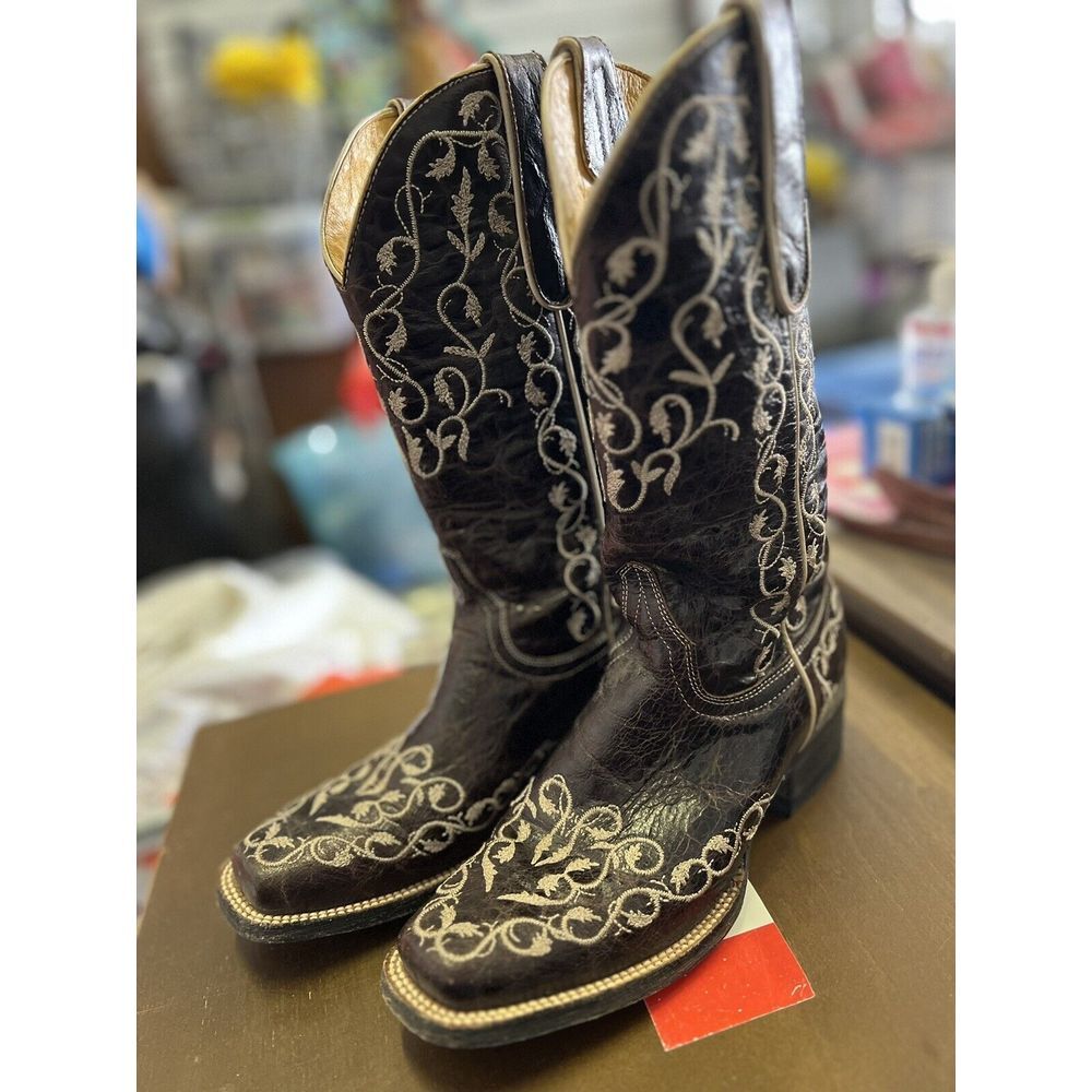 Ladies Boots Size 6.5 EUC Embroidered